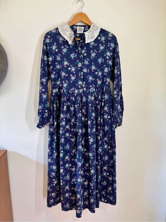 Laura Ashley Dresses & Skirts - Vintage Laura Ashley Floral Midi Dress Women’s 8 Prairie Tea Cottage Granny Lace